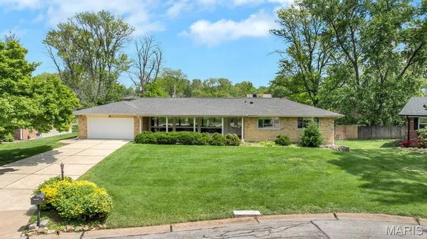 $636,000 | 56 Lincord Drive, St. Louis, MO 63128