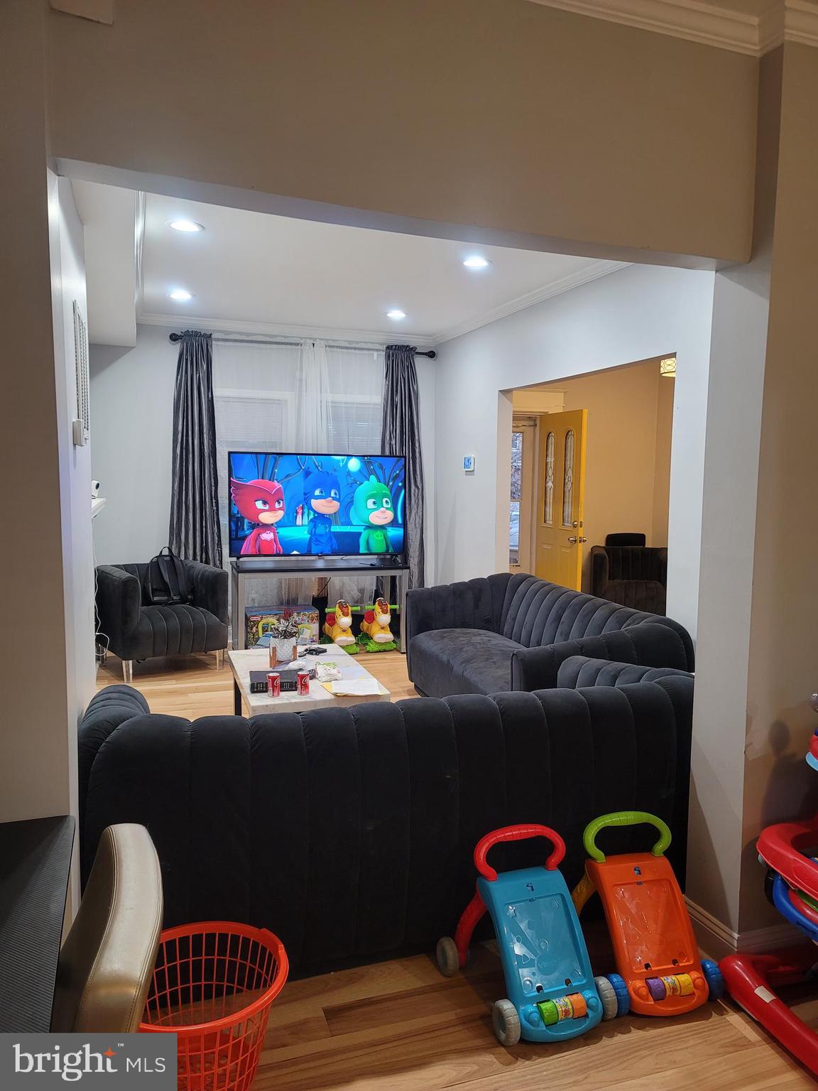 630 Wicklow Road Baltimore, MD 21229 - Photo 2 of 28 Livingroom