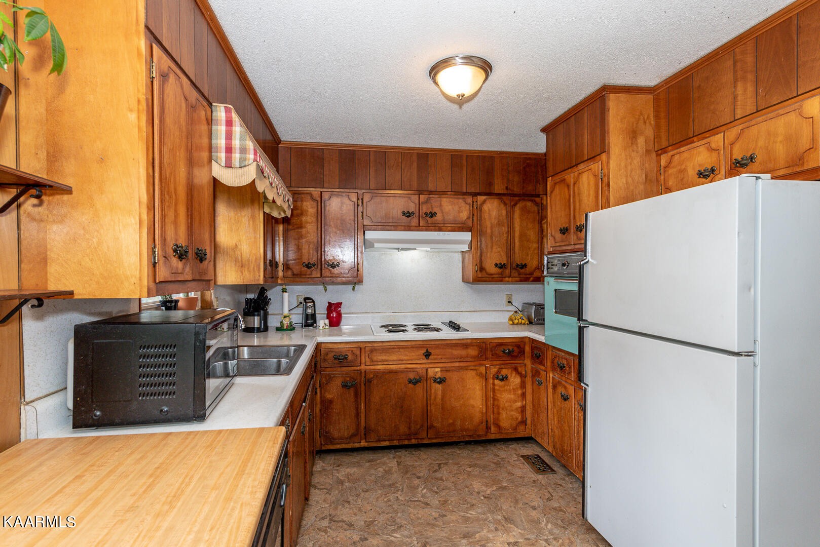 1399 Niles Ferry Road Greenback, TN 37742 - Photo 11 of 28 a kitchen with stainless steel appliances a refrigerator and a stove