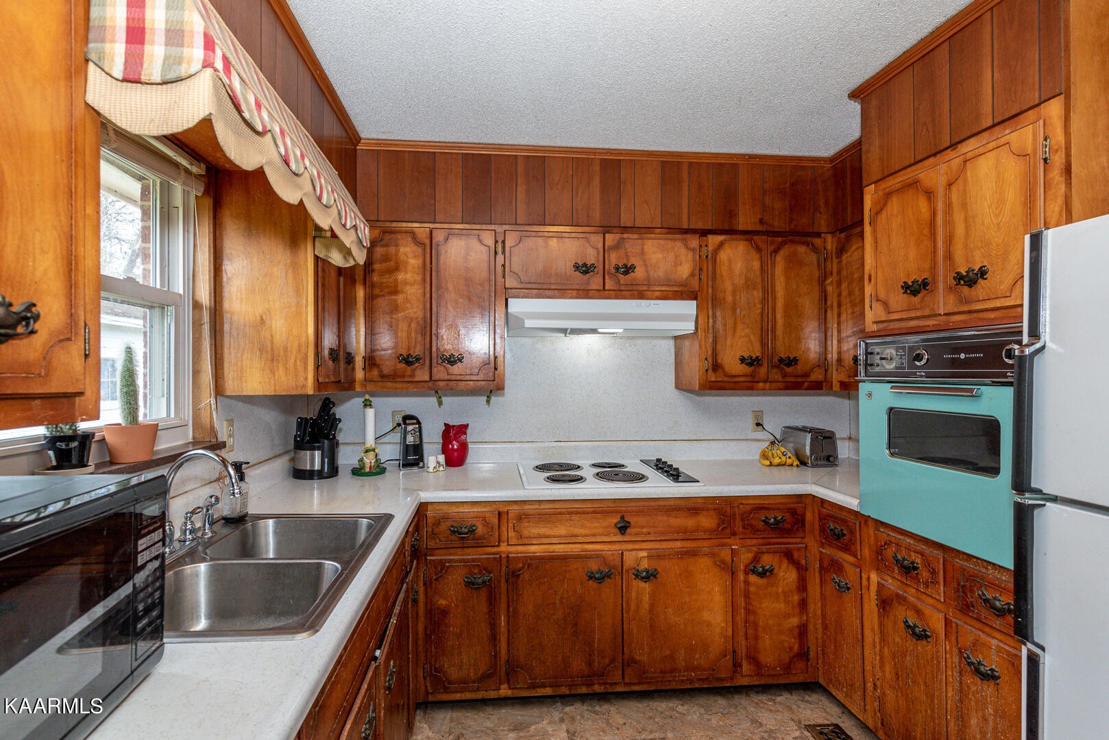 1399 Niles Ferry Road Greenback, TN 37742 - Photo 8 of 28 a kitchen with stainless steel appliances a stove a sink and a microwave