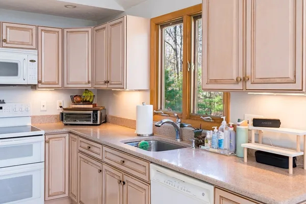 $699,999 | 17 Park Street, Mendon, MA 01756