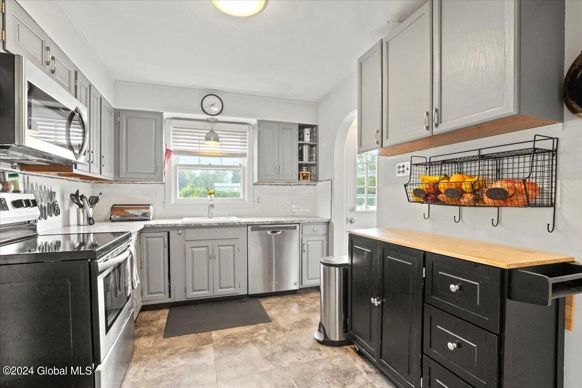 7 Bender Lane Bethlehem, NY 12054 - Photo 4 of 24 08-IMG_0030