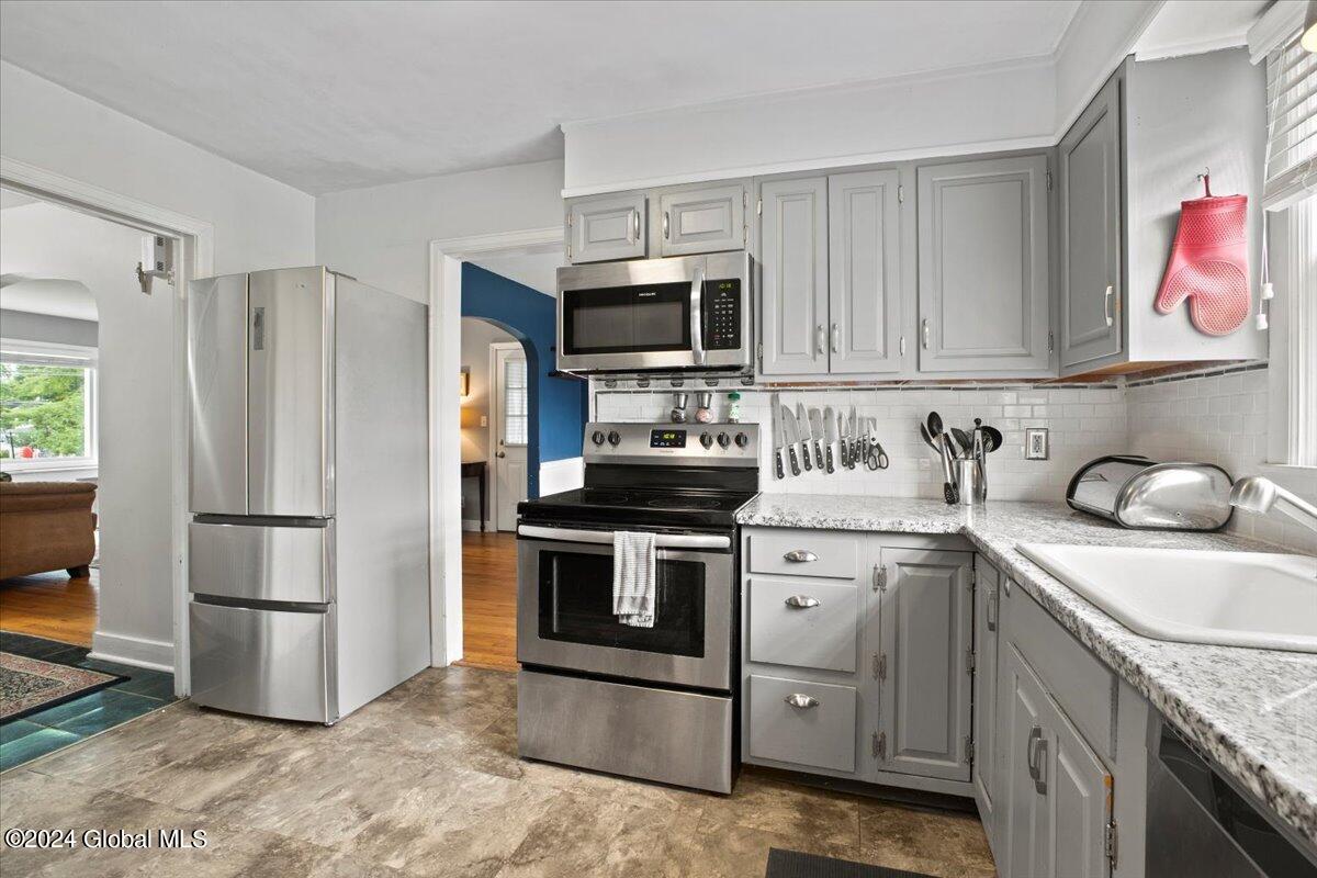 7 Bender Lane Bethlehem, NY 12054 - Photo 6 of 24 07-IMG_0027