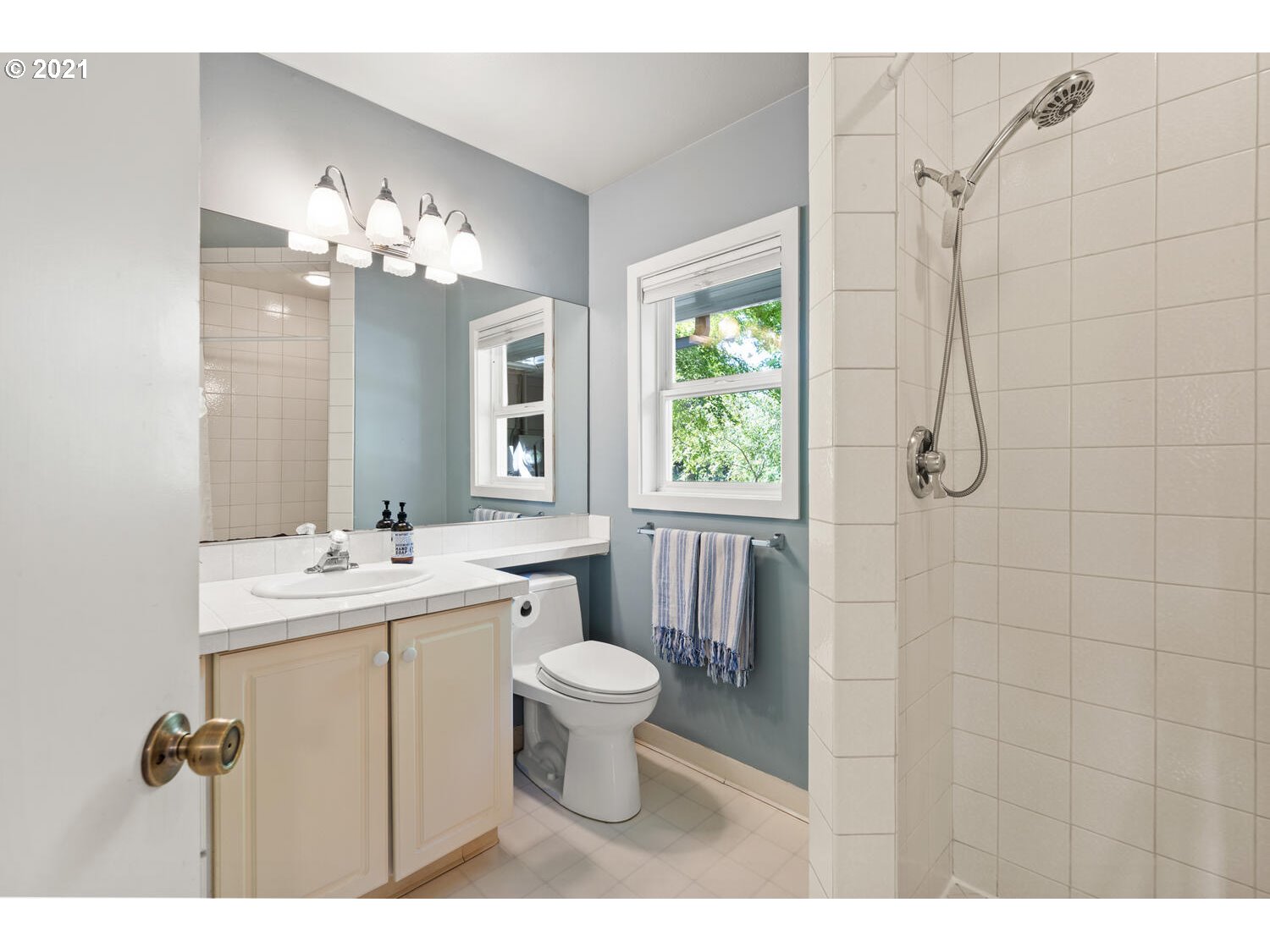 2107 Southwest Custer Street Portland, OR 97219 - Photo 14 of 32 Gallery Image 14