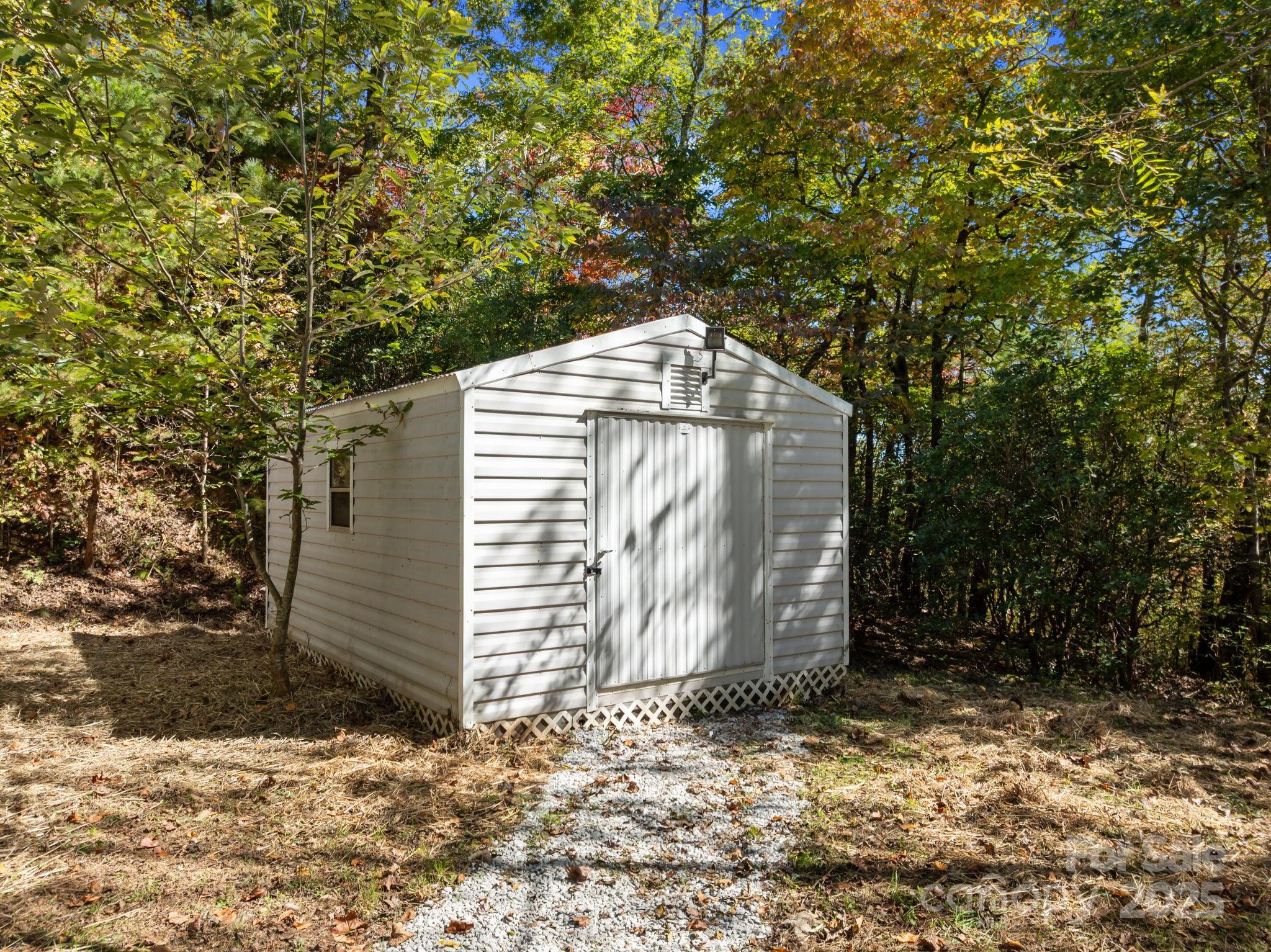 86 Tuts Terrace Sylva, NC 28779 - Photo 30 of 48 a backyard of a house