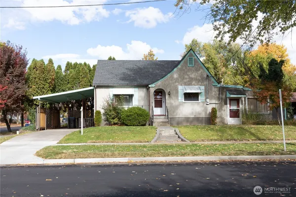 a view of a yard in front of a house