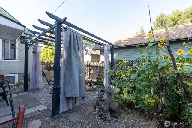 a view of outdoor space yard and porch
