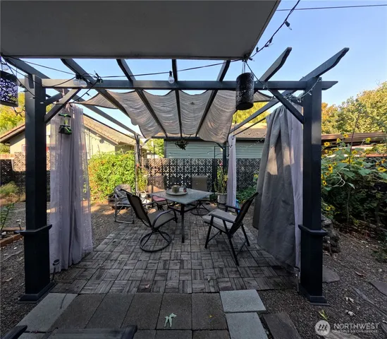 a view of sitting area in the porch