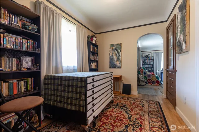 a view of an entryway with workspace