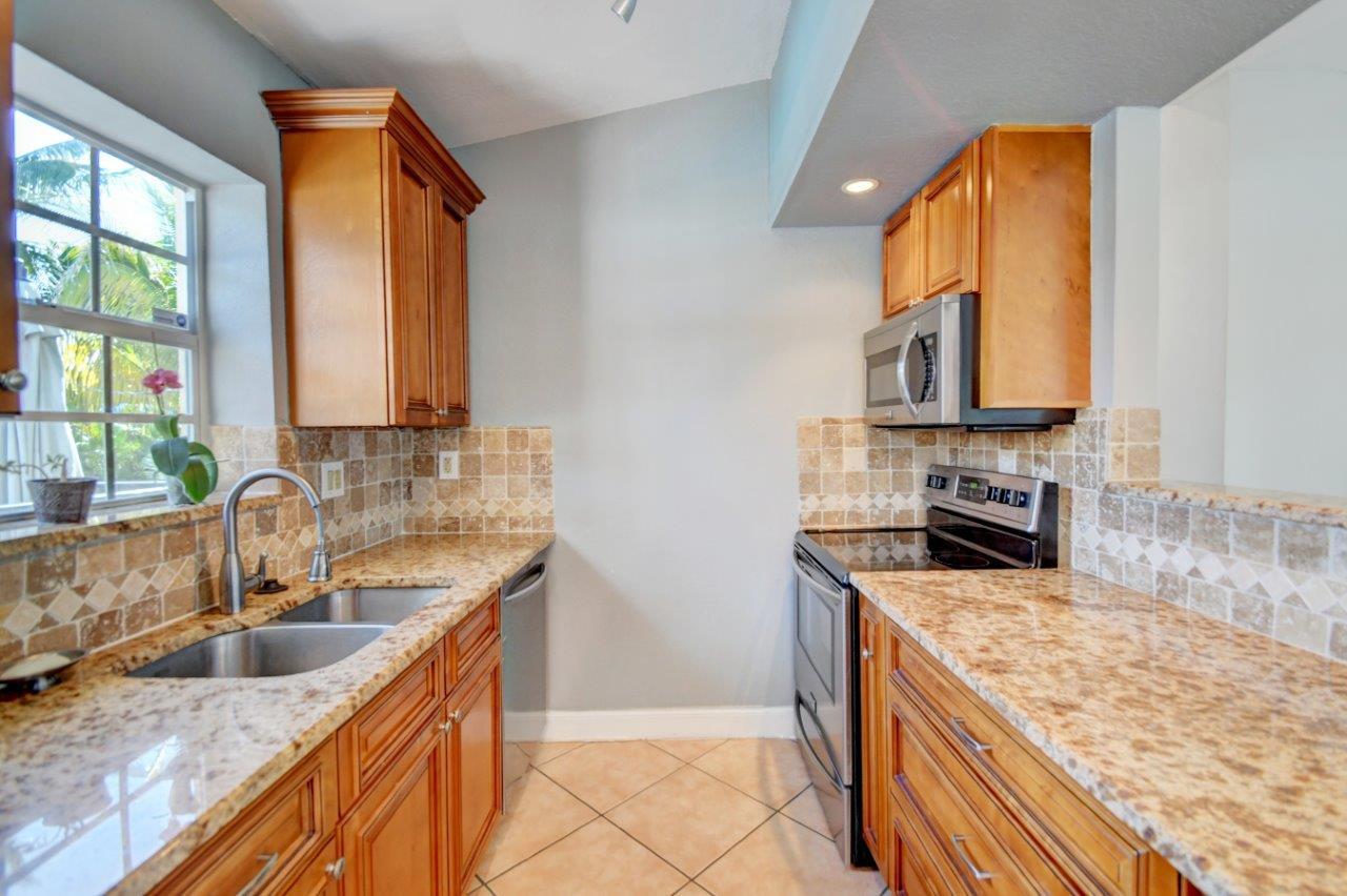 455 Northeast 14th Street Boca Raton, FL 33432 - Photo 12 of 34 Kitchen
