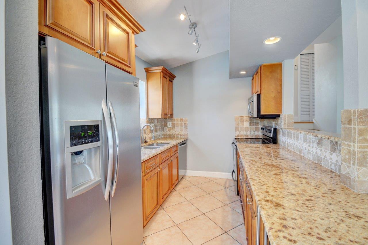 455 Northeast 14th Street Boca Raton, FL 33432 - Photo 13 of 34 Kitchen