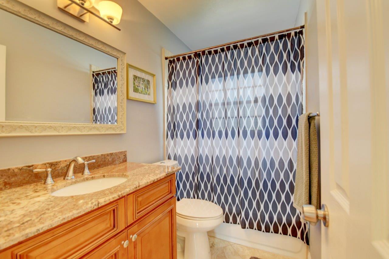 455 Northeast 14th Street Boca Raton, FL 33432 - Photo 20 of 34 Bathroom