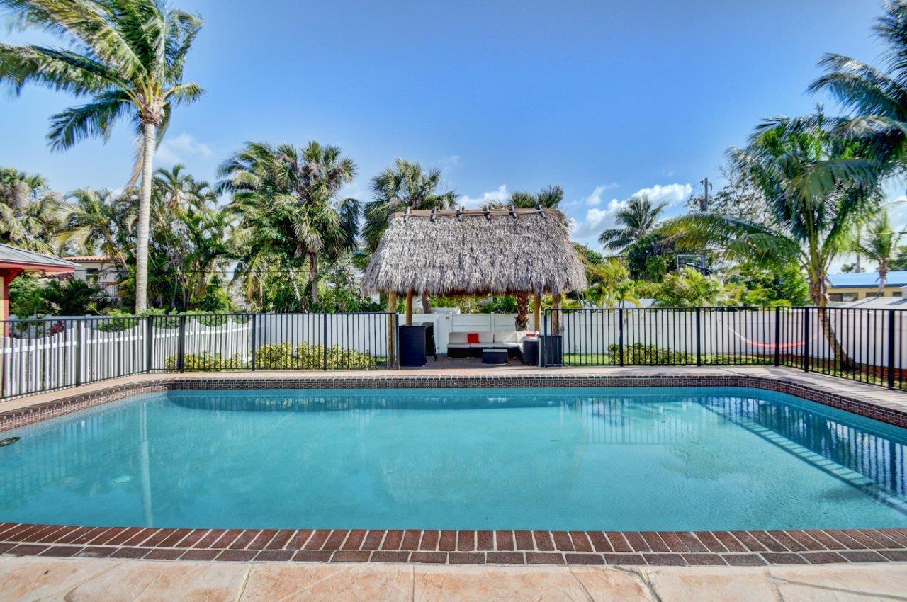 455 Northeast 14th Street Boca Raton, FL 33432 - Photo 23 of 34 Pool & Tiki