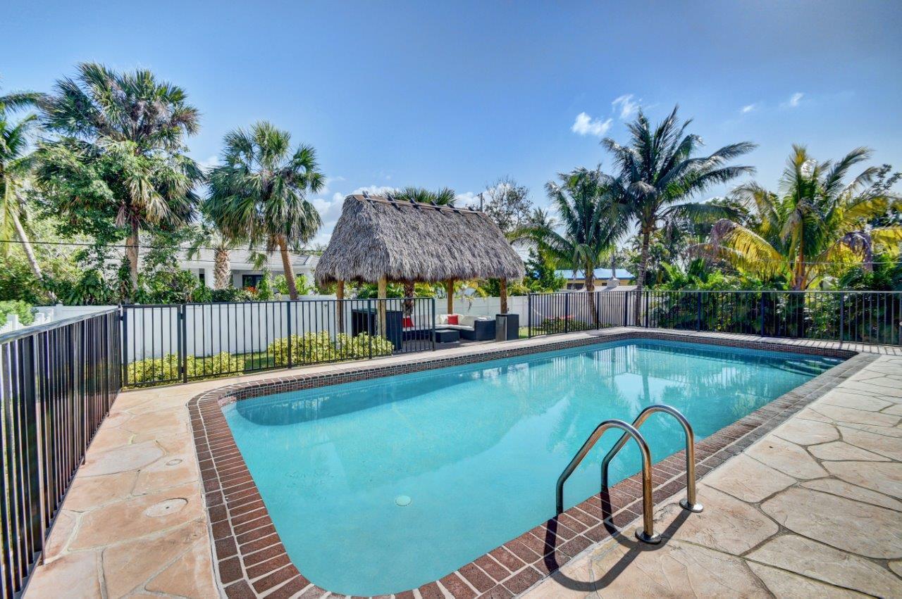 455 Northeast 14th Street Boca Raton, FL 33432 - Photo 24 of 34 Pool & Tiki