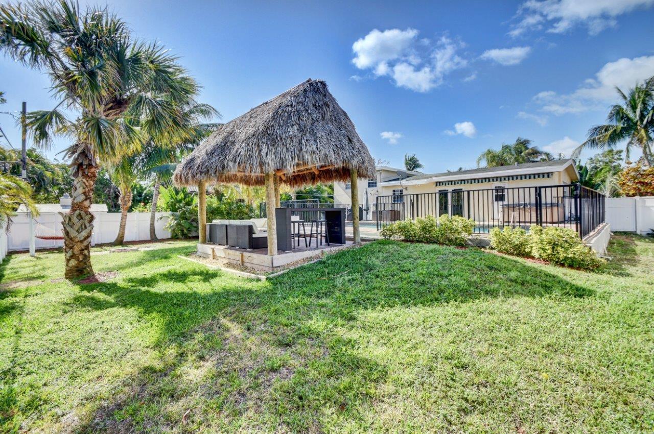 455 Northeast 14th Street Boca Raton, FL 33432 - Photo 28 of 34 Lush Back Yard
