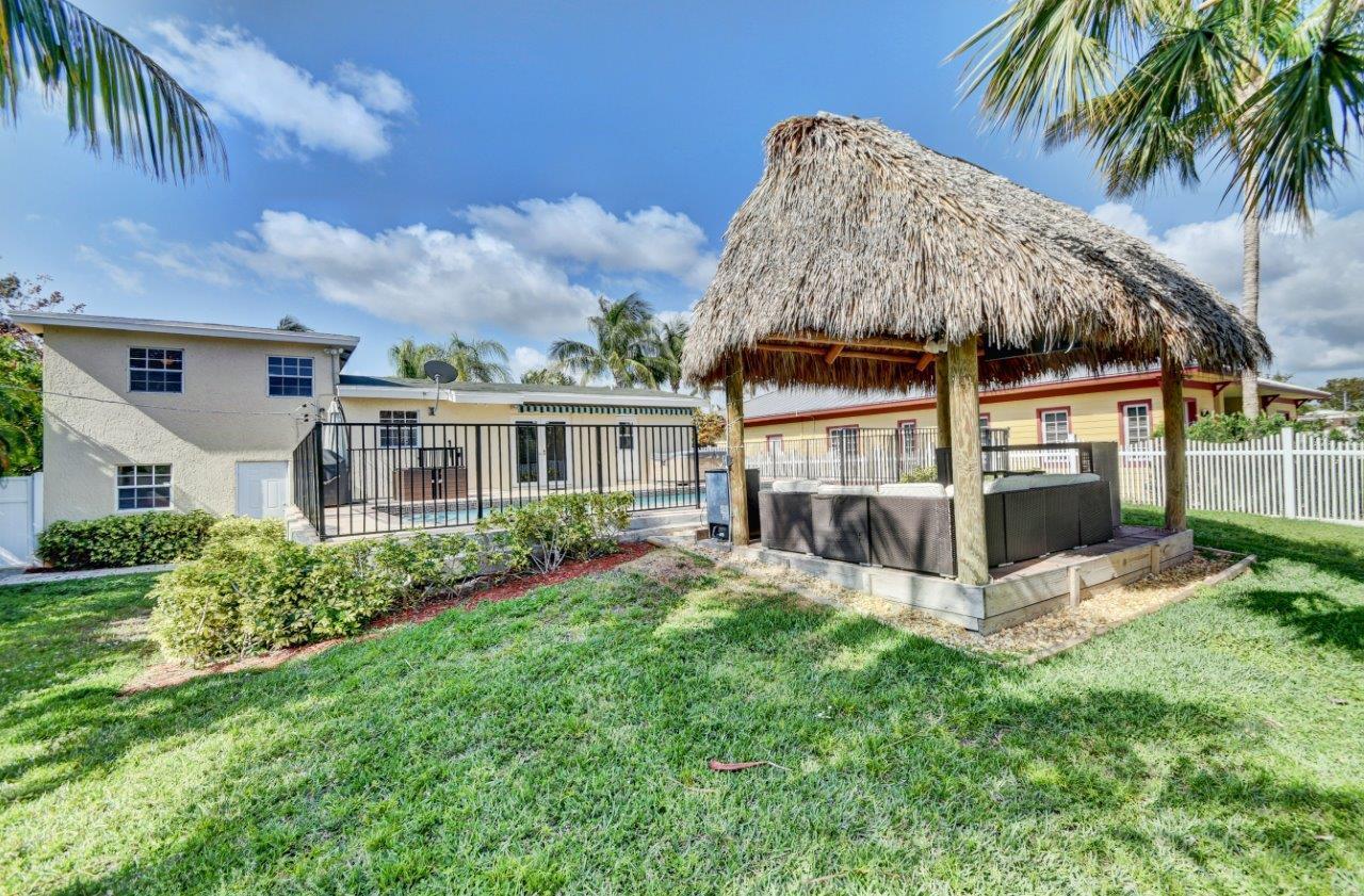 455 Northeast 14th Street Boca Raton, FL 33432 - Photo 29 of 34 Lush Backyard