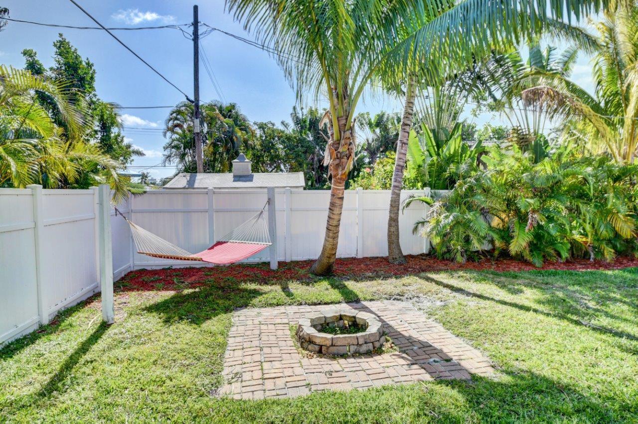 455 Northeast 14th Street Boca Raton, FL 33432 - Photo 30 of 34 Fire Pit