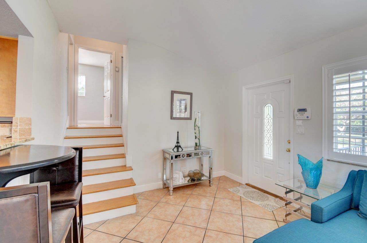 455 Northeast 14th Street Boca Raton, FL 33432 - Photo 5 of 34 Entry Way