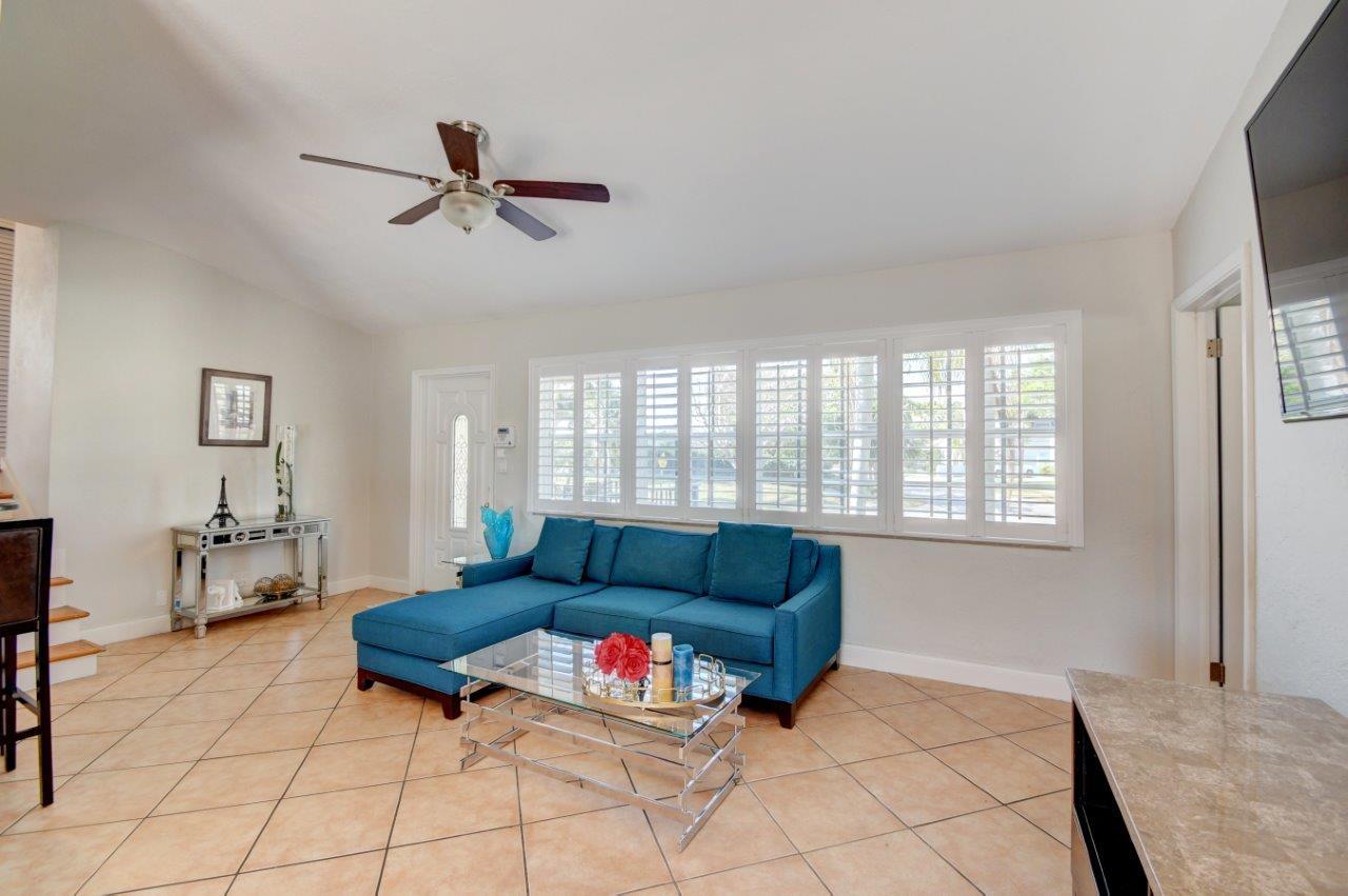 455 Northeast 14th Street Boca Raton, FL 33432 - Photo 6 of 34 455 NE 14th Street Living Room