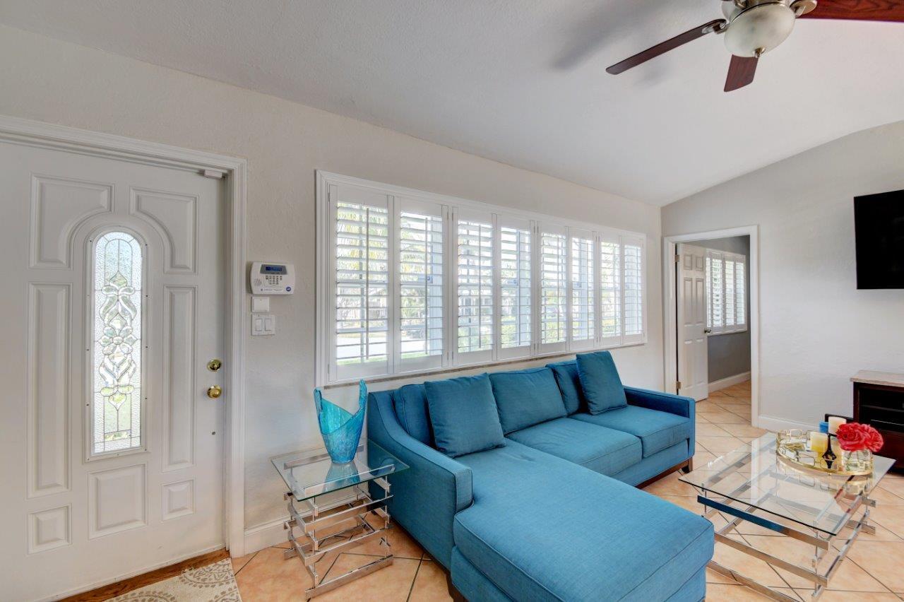 455 Northeast 14th Street Boca Raton, FL 33432 - Photo 7 of 34 Living Room