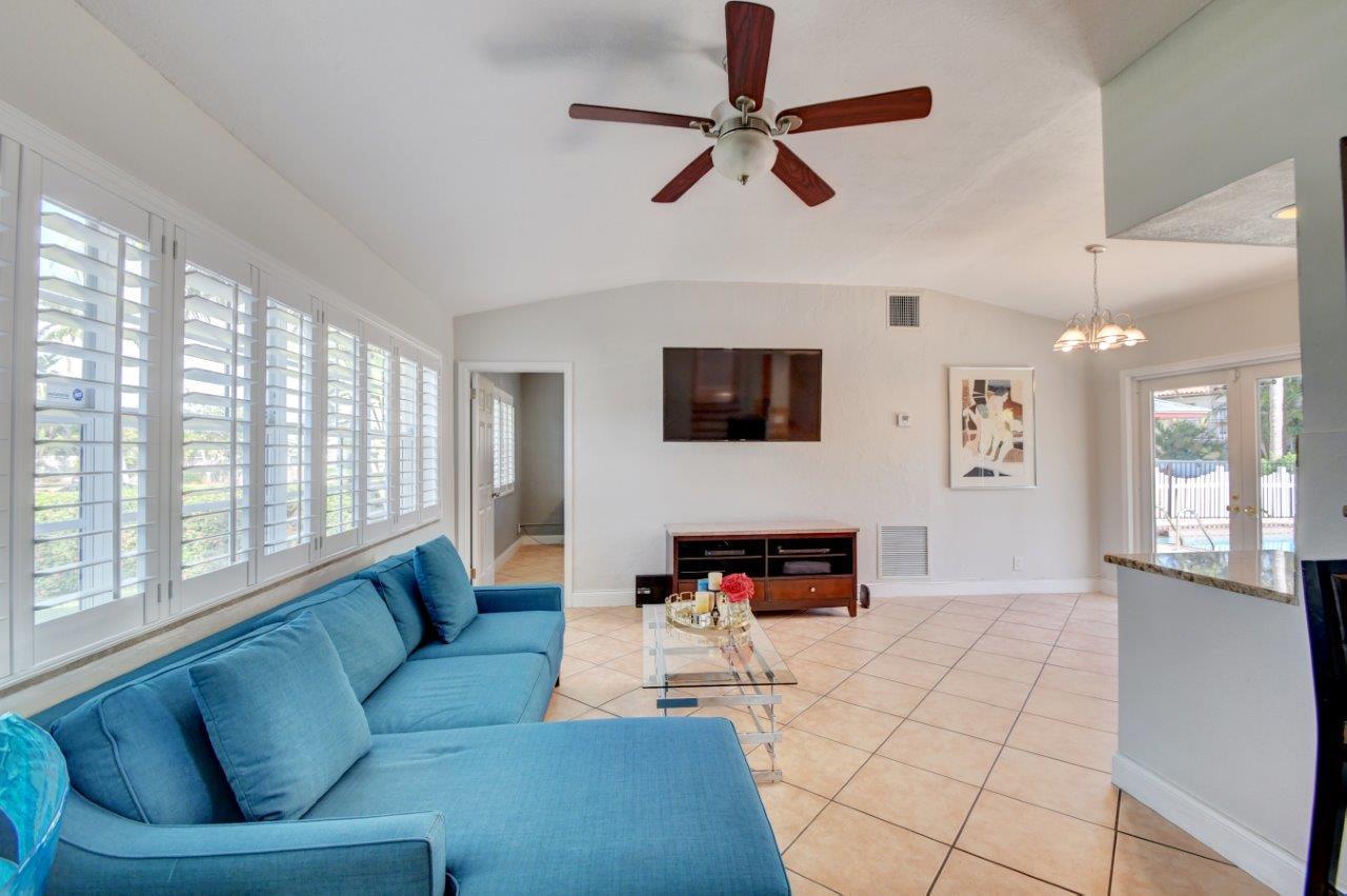455 Northeast 14th Street Boca Raton, FL 33432 - Photo 8 of 34 Living Room