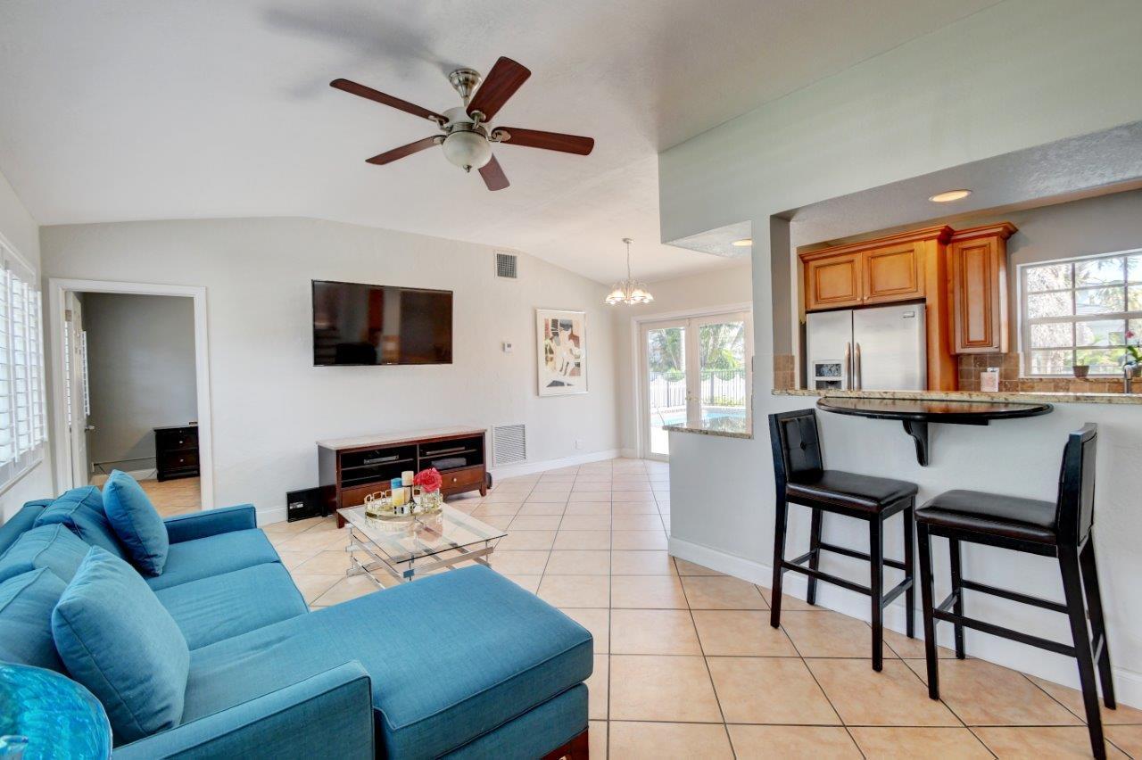 455 Northeast 14th Street Boca Raton, FL 33432 - Photo 10 of 34 Living Room