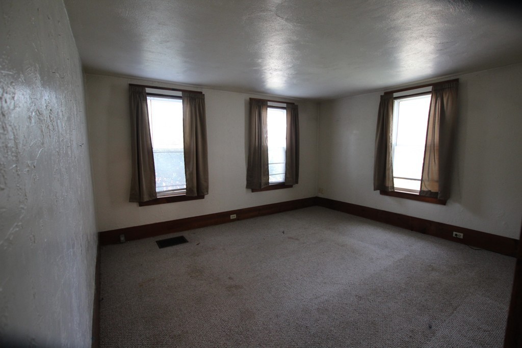 32 Main Street Spencer, MA 01562 - Photo 10 of 27