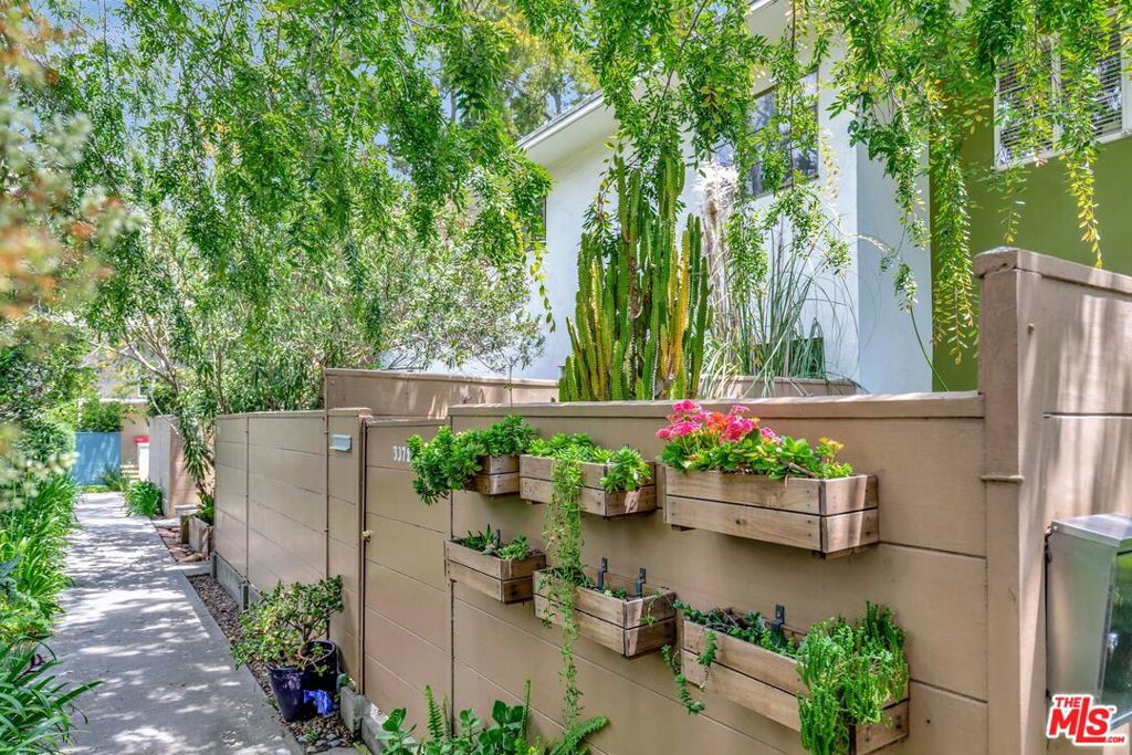 5372 Village Los Angeles, CA 90016 - Photo 18 of 28 an outdoor space with seating area