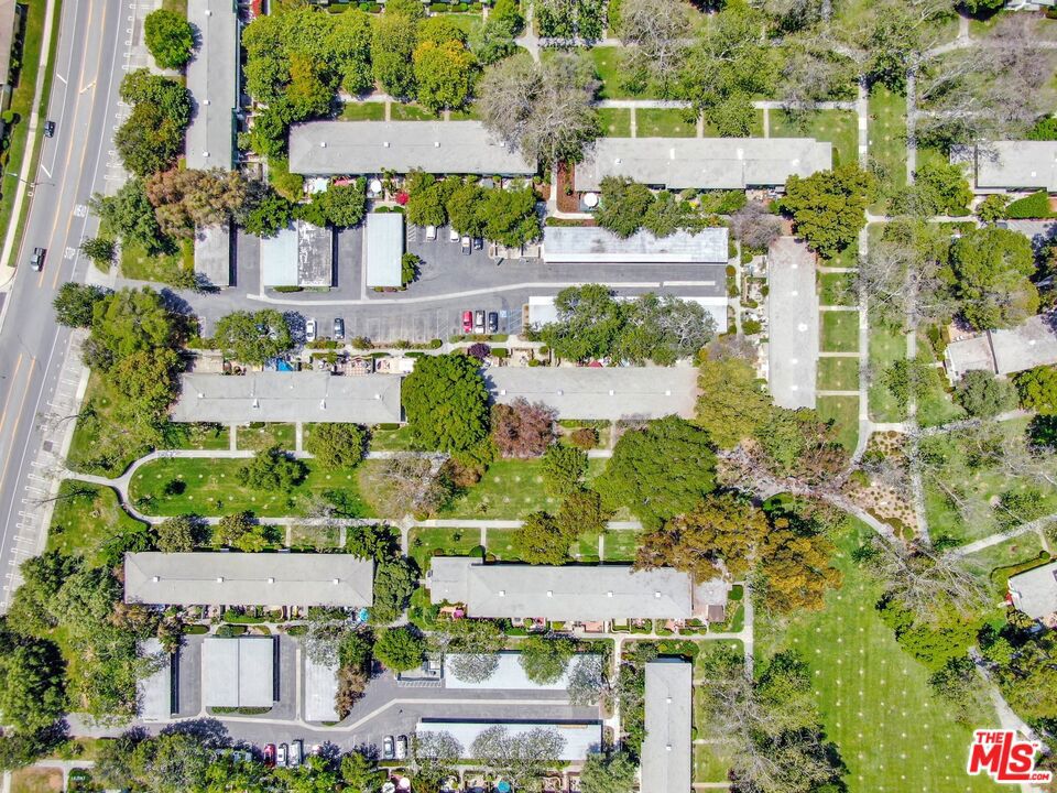 5372 Village Los Angeles, CA 90016 - Photo 27 of 28 an aerial view of multiple house