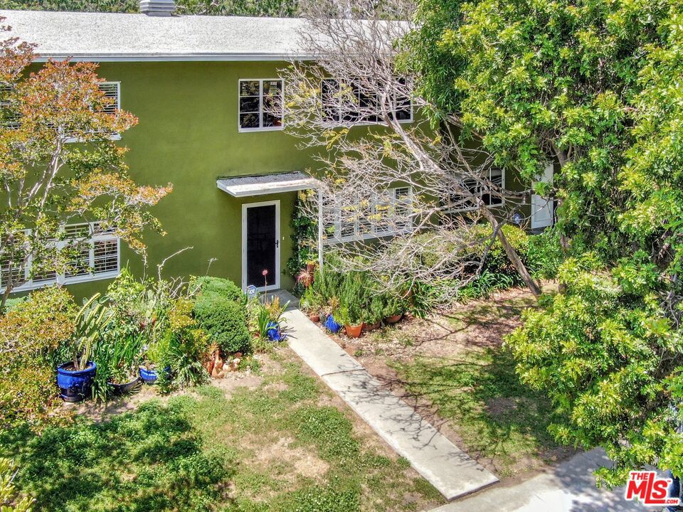 5372 Village Los Angeles, CA 90016 - Photo 28 of 28 front view of a house with a yard