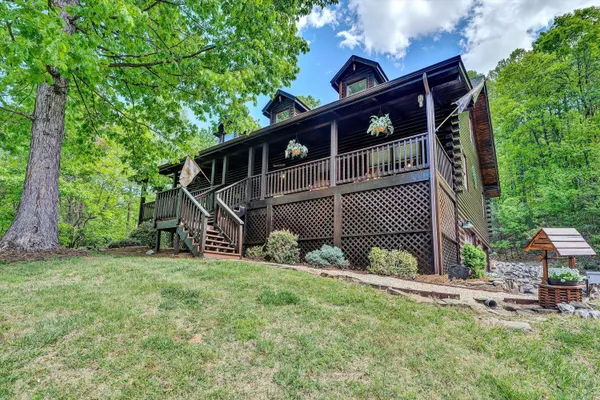 a view of a house with a yard