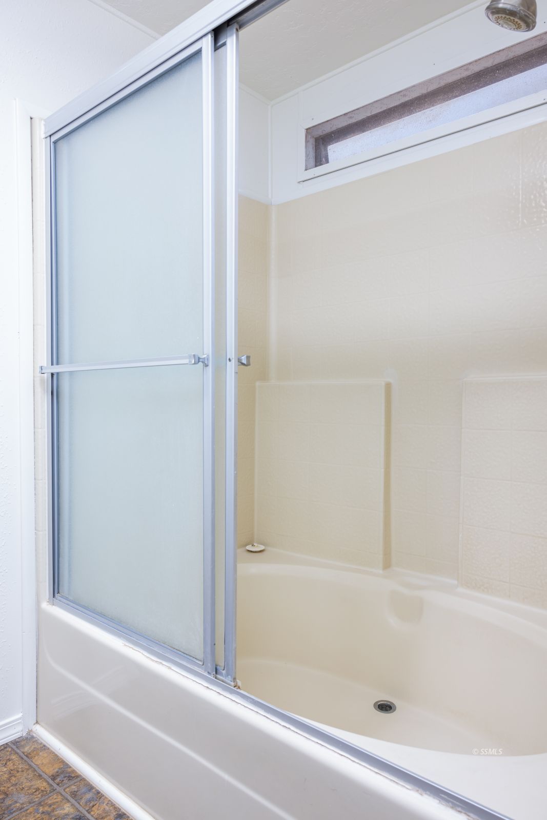828 North Victor Street Ridgecrest, CA 93555 - Photo 18 of 50 a bathroom with a bathtub