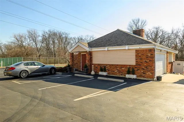 $250,000 | 1308 Holgate Drive, Unit E1, Ballwin, MO 63021