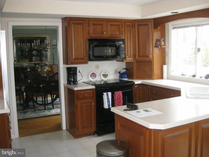 528 Linton Hill Road Newtown, PA 18940 - Photo 13 of 23 Kitchen