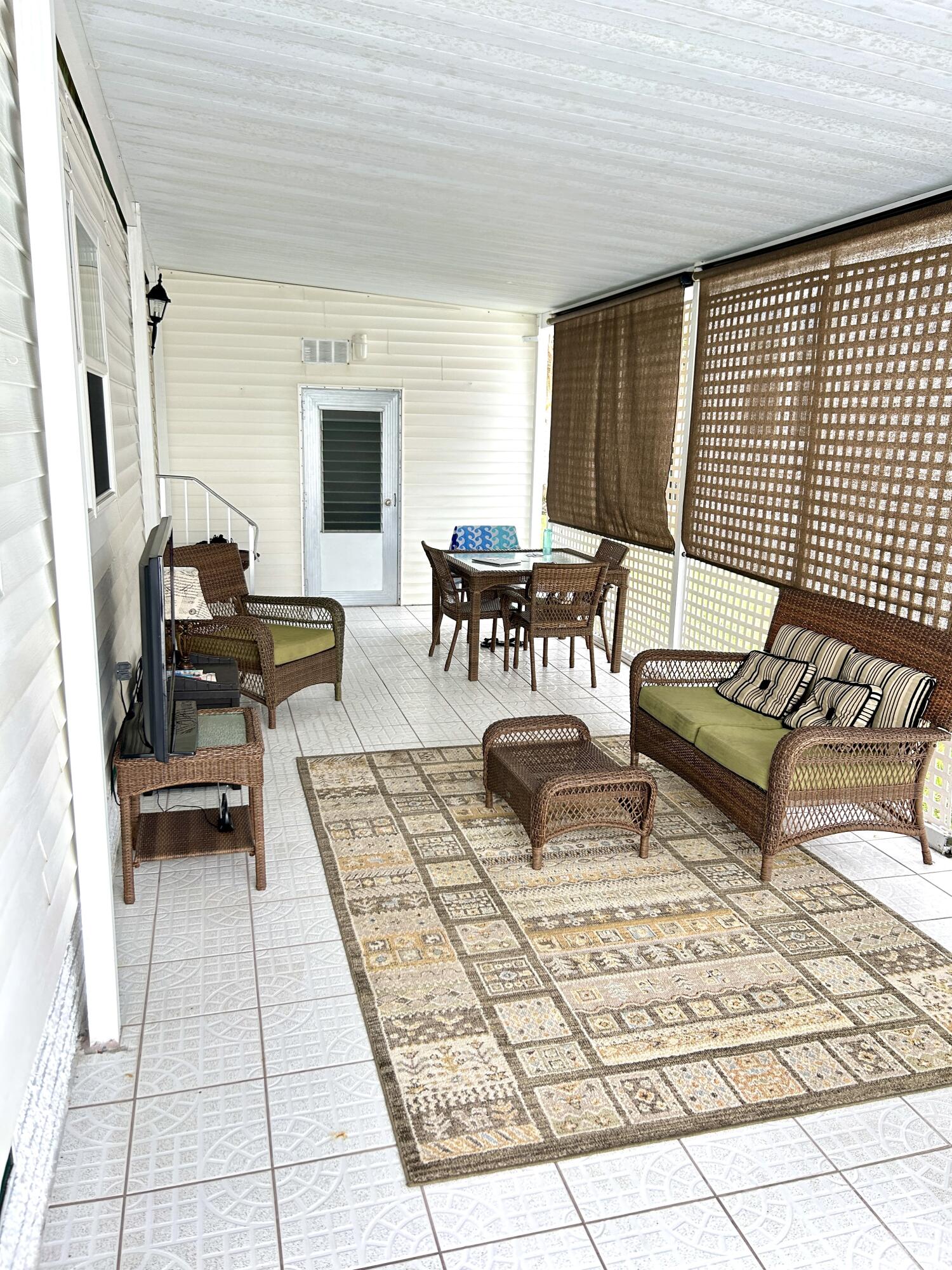 3240 State Street Hollywood, FL 33021 - Photo 19 of 29 a living room with furniture