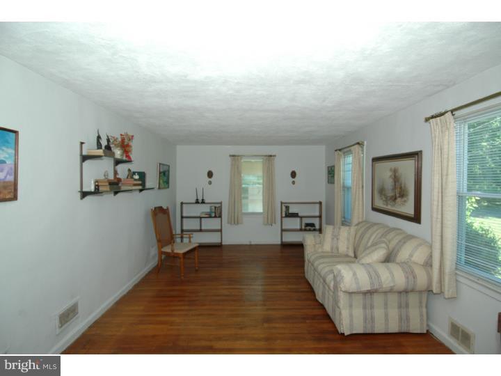 137 Hogback Road Chesterfield, NJ 08515 - Photo 4 of 16 Living Room
