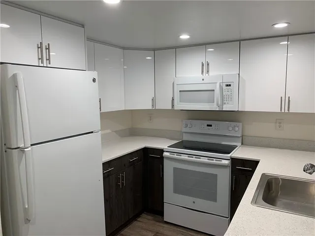 $2,391 | 19455 Northeast 10th Avenue, Unit 3517, North Miami Beach, FL 33179