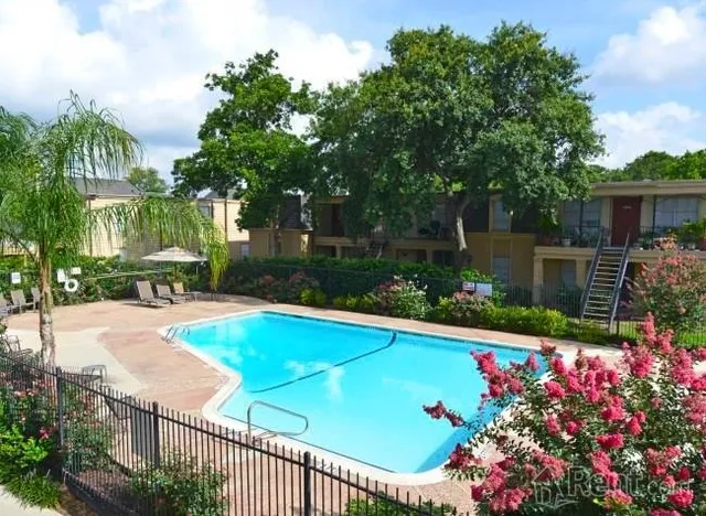 $1,400 | 10110 Westview Drive, Unit 1008, Houston, TX 77043