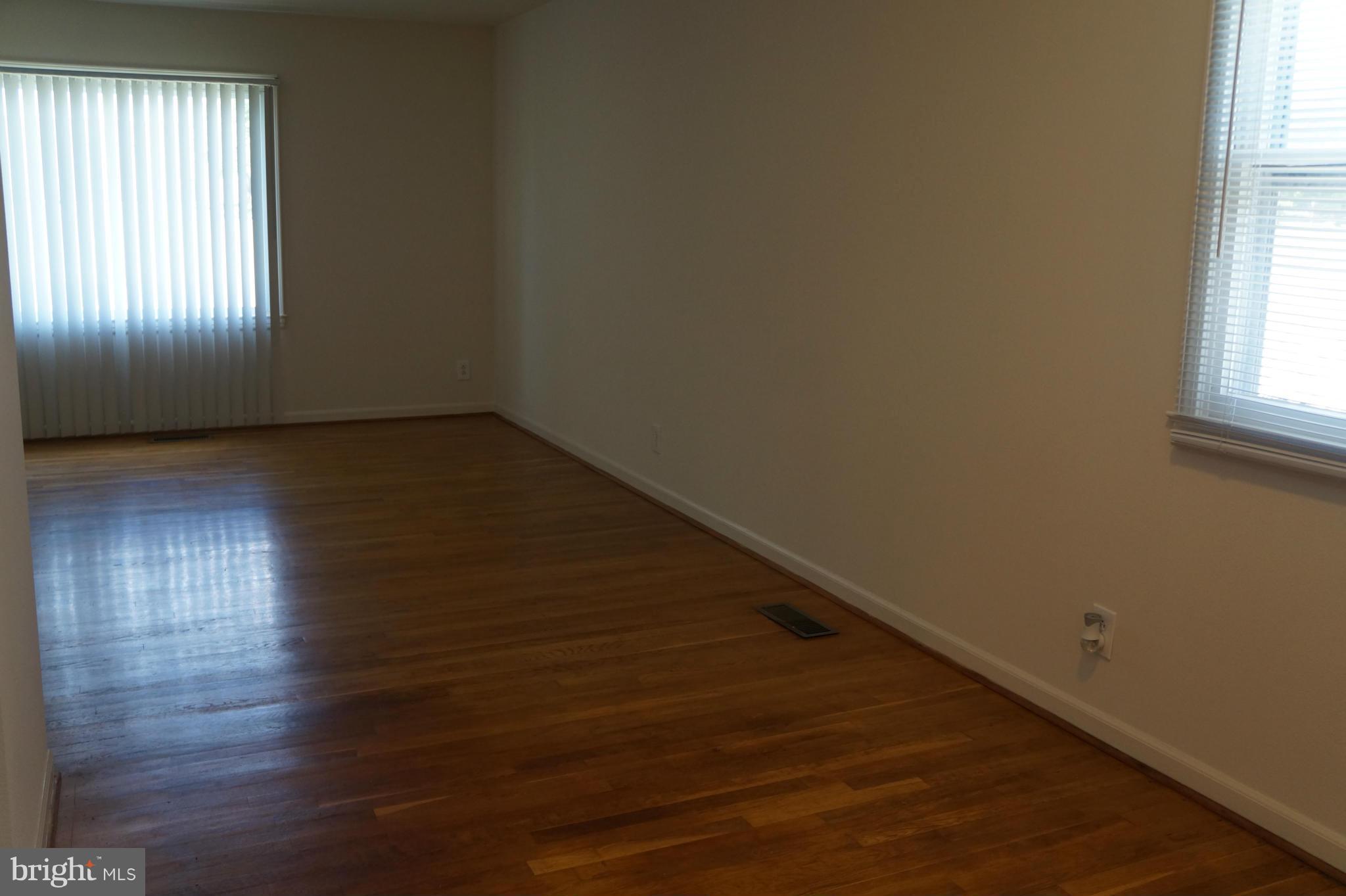605 West Poplar Road Sterling, VA 20164 - Photo 14 of 30 Living Room