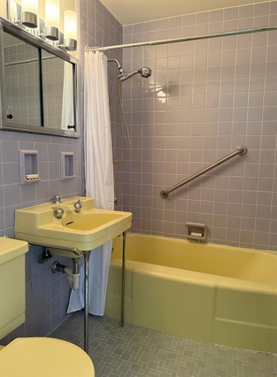4601 Fifth Avenue, Unit 623 Pittsburgh, PA 15213 - Photo 12 of 24 a bathroom with a sink a toilet and bathtub