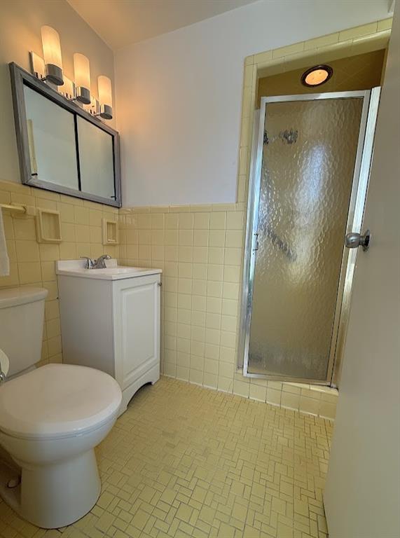 4601 Fifth Avenue, Unit 623 Pittsburgh, PA 15213 - Photo 13 of 24 a bathroom with a toilet sink and shower
