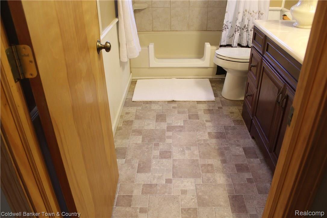 11882 Knob Hill Road Brighton, MI 48114 - Photo 12 of 41 walk in tub