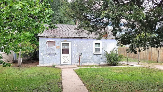 a front view of house with yard