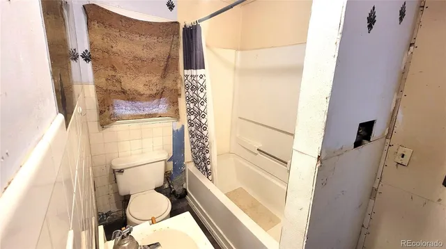 a view of a utility room with washer and dryer