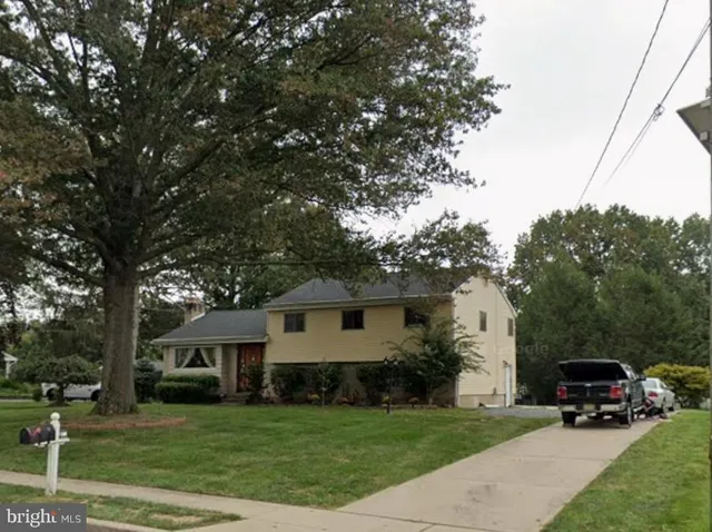 a car parked in front of white house