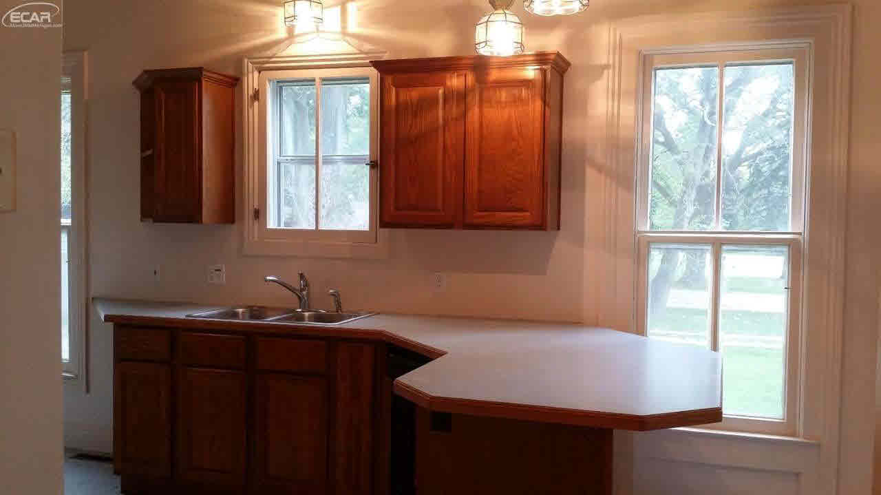 6240 Fenton Road Flint, MI 48507 - Photo 5 of 30 21217040-4.JPG