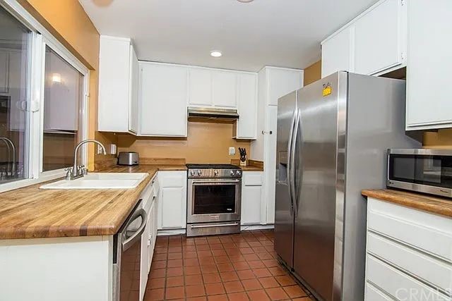 2463 Falling Oak Drive Riverside, CA 92506 - Photo 6 of 18