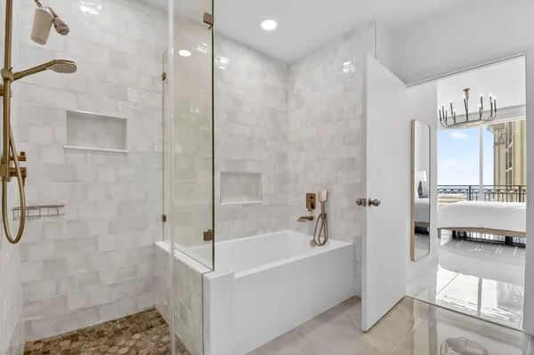 a en suite bathroom with a double vanity sink and mirror