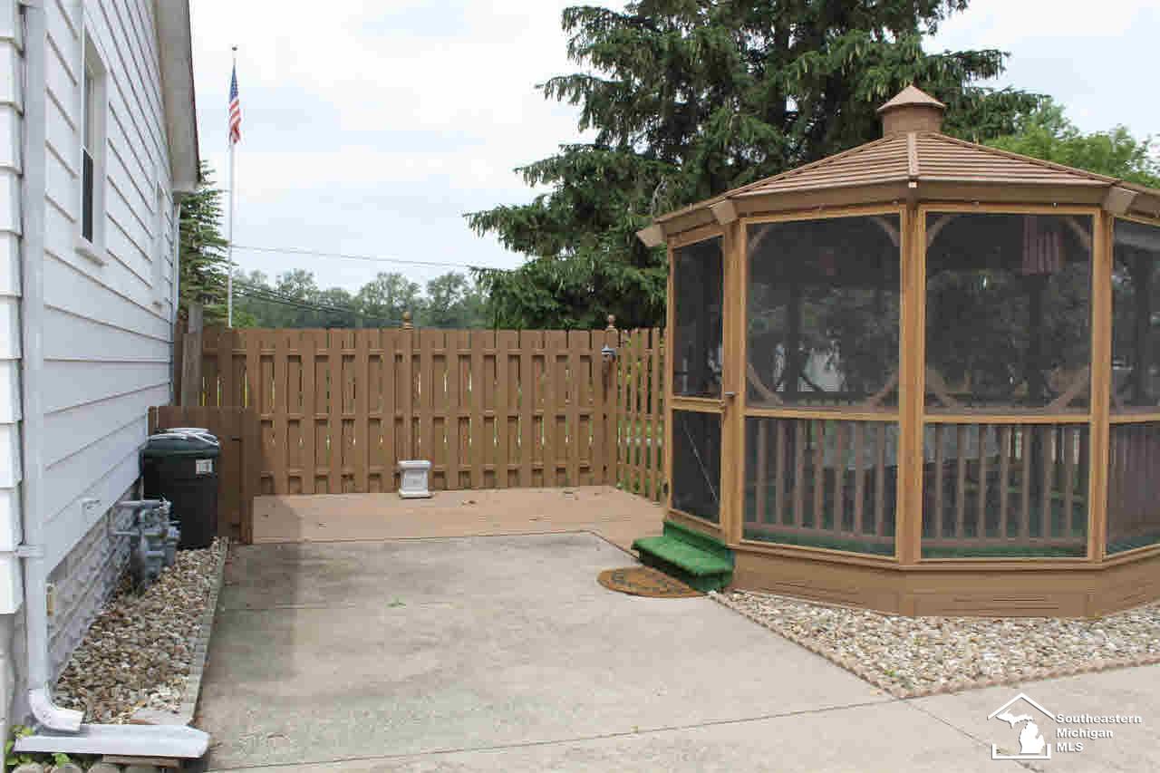 2374 Blue Bush Road Monroe, MI 48162 - Photo 16 of 18 20443115-15.JPG