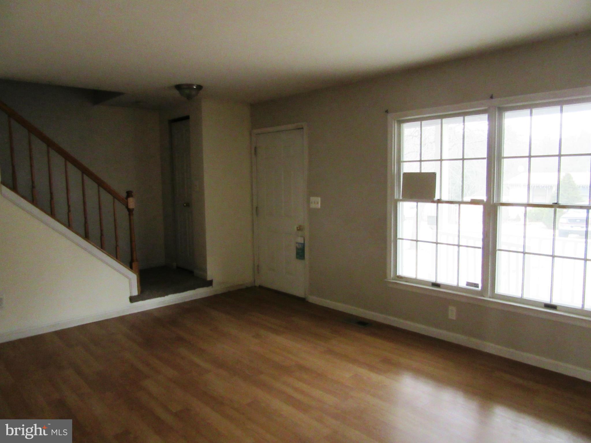 7850 West Shore Road Pasadena, MD 21122 - Photo 3 of 28 Living Room